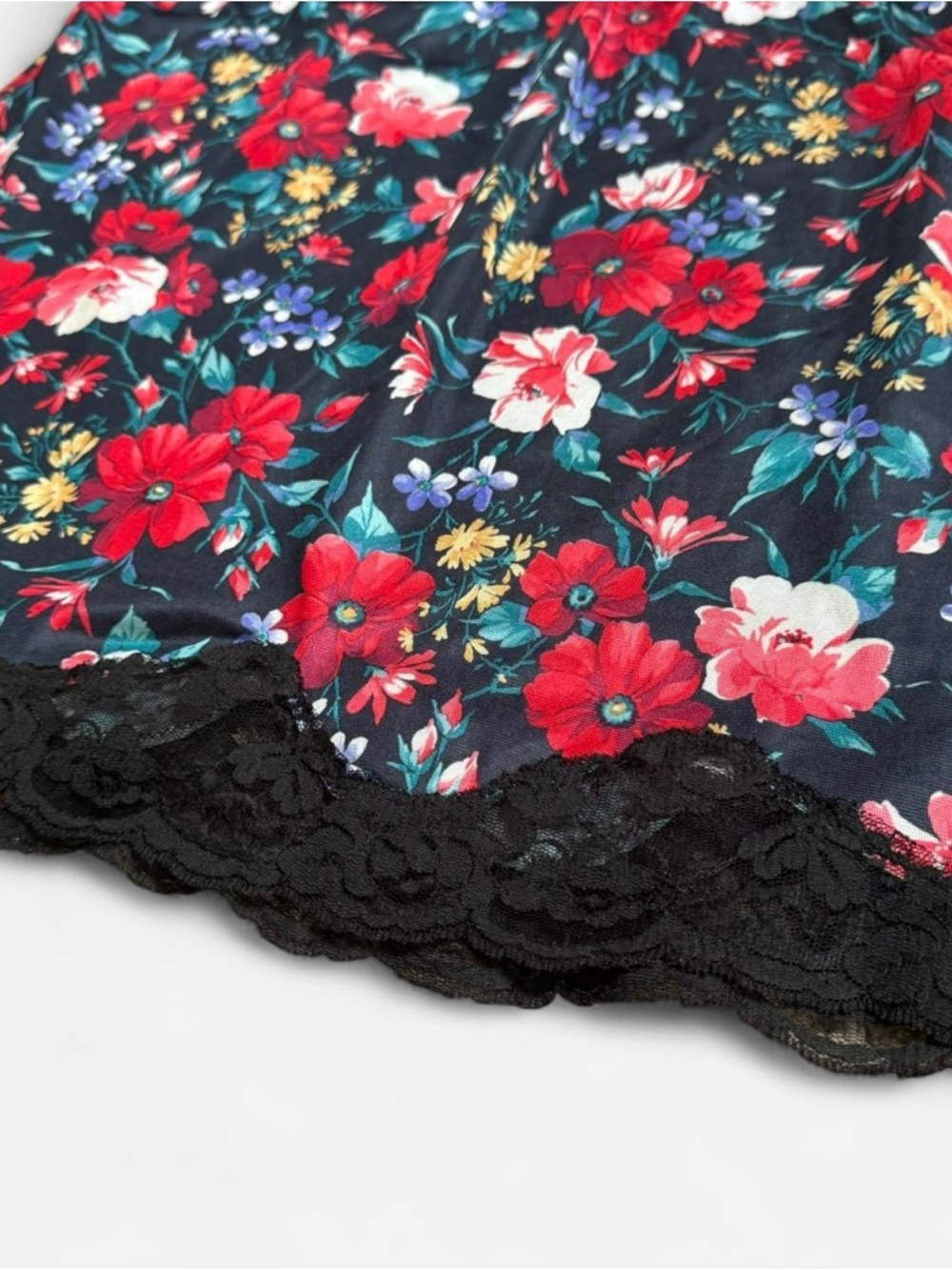 Vintage 80s floral printed slip skirt with lace trim - Picture 4 of 6